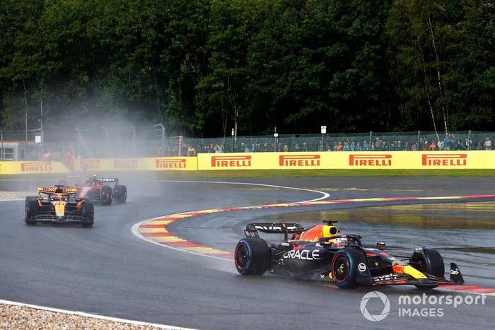 Max Verstappen, Red Bull Racing RB19, Oscar Piastri, McLaren MCL60, Carlos Sainz, Ferrari SF-23