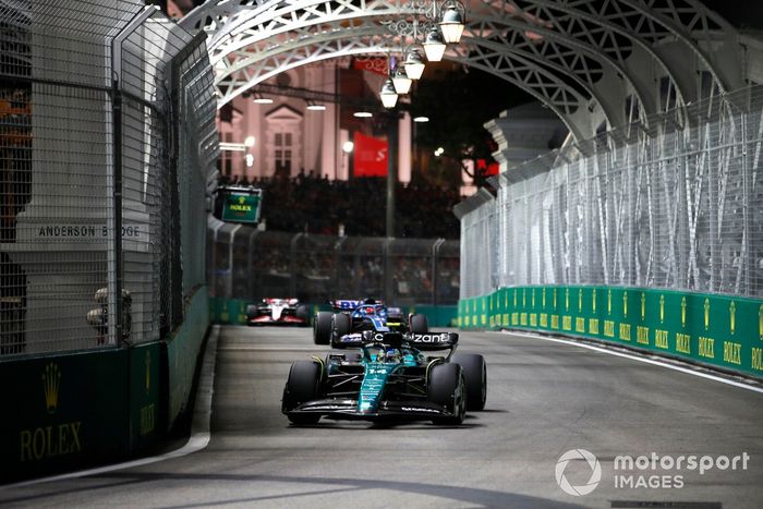 Fernando Alonso, Aston Martin AMR23, Esteban Ocon, Alpine A523