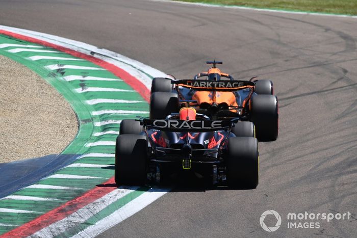 Oscar Piastri, McLaren MCL38, Max Verstappen, Red Bull Racing RB20