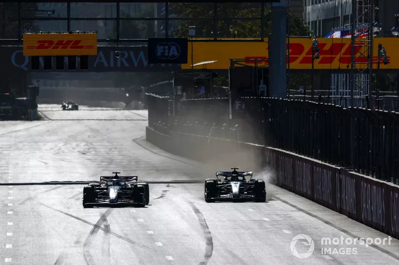 Oliver Bearman, Haas VF-24, aux prises avec Lewis Hamilton, Mercedes F1 W15 