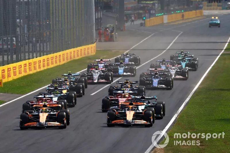 Lando Norris, McLaren MCL38, Oscar Piastri, McLaren MCL38, George Russell, Mercedes F1 W15, Charles Leclerc, Ferrari SF-24, Carlos Sainz, Ferrari SF-24, Lewis Hamilton, Mercedes F1 W15, le reste du peloton au départ