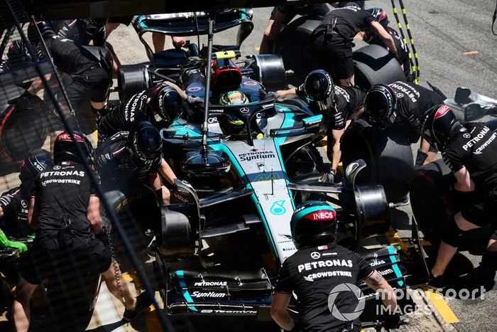 El equipo de boxes de Mercedes AMG cambia los neumáticos de Lewis Hamilton, Mercedes F1 W15 