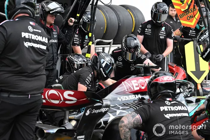 El equipo de boxes de Mercedes AMG realiza una parada en boxes de George Russell, Mercedes F1 W15 
