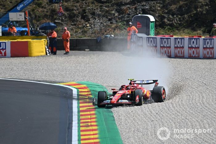 Carlos Sainz, Ferrari SF-24, se va ancho a la grava