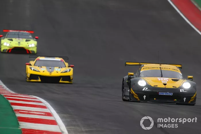 #56 Team Project 1 Porsche 911 RSR: Egidio Perfetti, Laurents Horr, Matteo Cairoli 