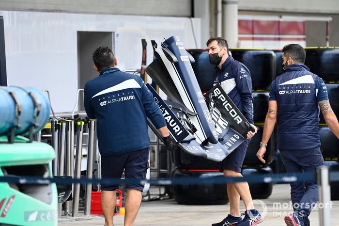 Neumáticos y alerón delantero fuera del garaje, AlphaTauri AT02