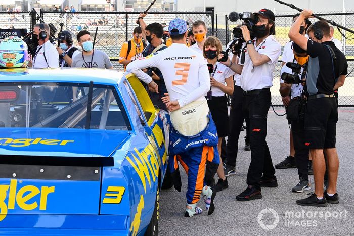 Daniel Ricciardo, McLaren, en el coche de Dale Earnhardt Wrangler Chevrolet Monte Carlo NASCAR de 1984