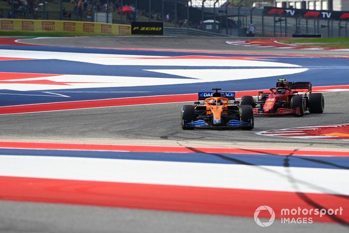 Daniel Ricciardo, McLaren MCL35M, Carlos Sainz Jr., Ferrari SF21