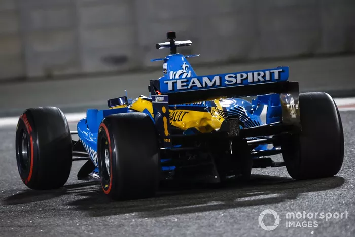 Fernando Alonso pilota el Renault R25, el coche con el que ganó el mundial 2005 de F1, en Abu Dhabi