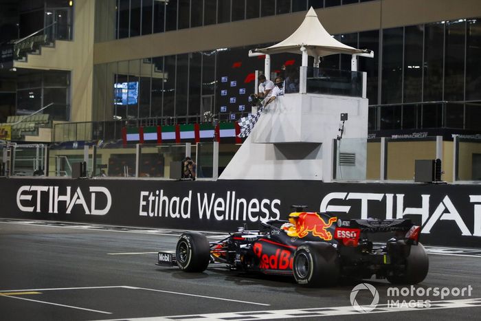 Max Verstappen, Red Bull Racing RB16, recebe a bandeira quadriculada