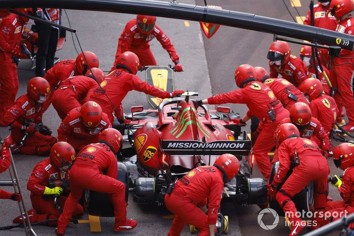 Carlos Sainz Jr., Ferrari SF21 en pits