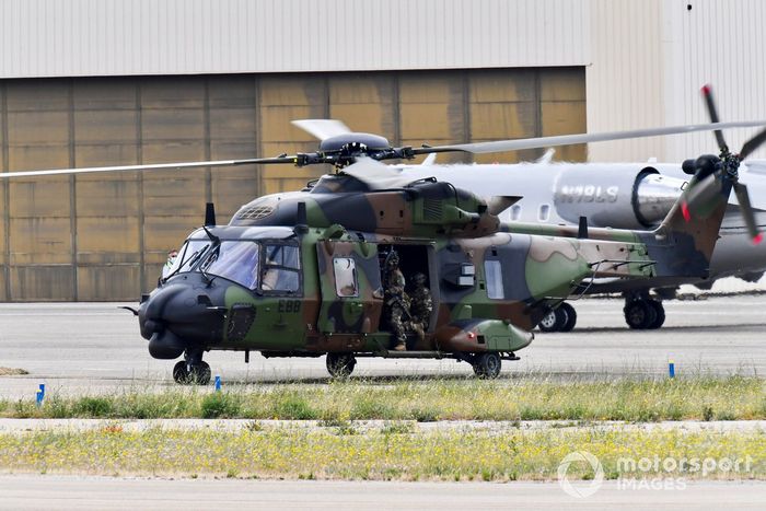 Un helicóptero NH90 TTH Caiman del ejército francés aterriza en el circuito