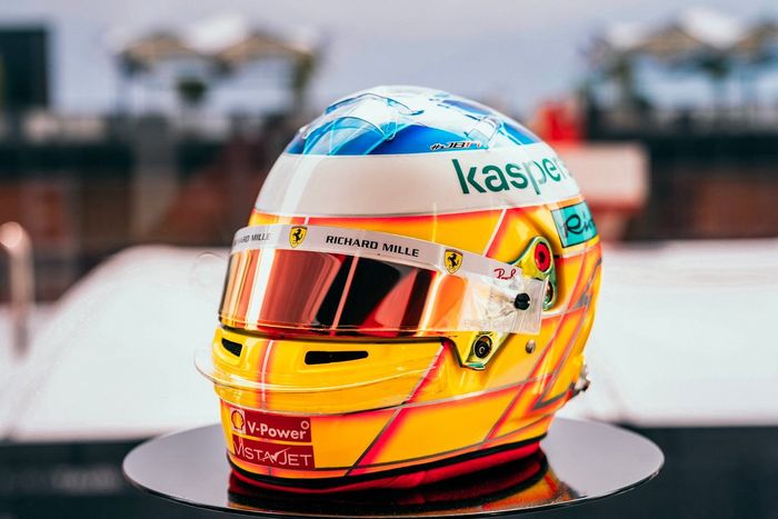 Casco con diseño especial de Charles Leclerc, Ferrari para el GP de Francia