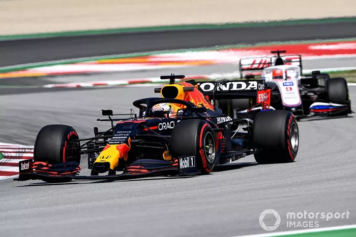 Max Verstappen, Red Bull Racing RB16B, Nikita Mazepin, Haas VF-21