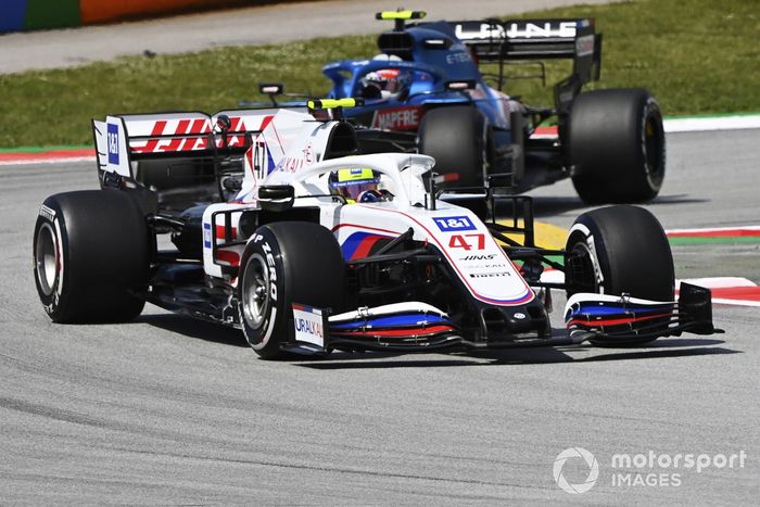 Mick Schumacher, Haas VF-21, Esteban Ocon, Alpine A521