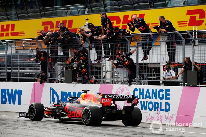 Max Verstappen, Red Bull Racing RB16B, cruza la línea de meta para ganar la carrera