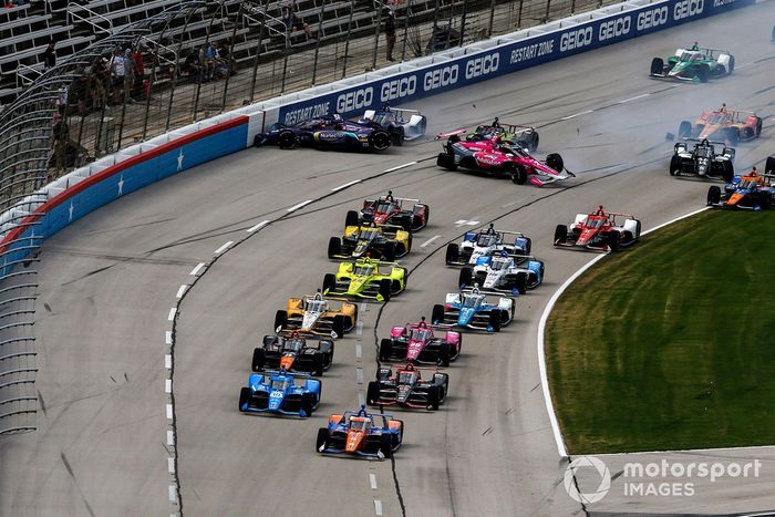 Choque al inicio de la carrera 