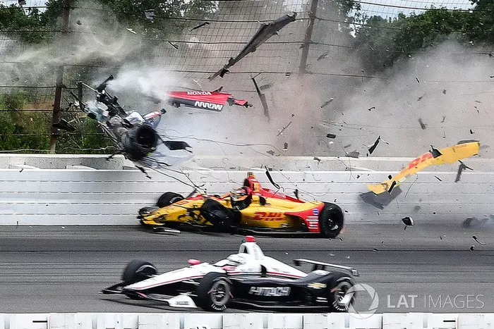 El accidente entre Robert Wickens, Schmidt Peterson Motorsports Honda, James Hinchcliffe, Schmidt Peterson Motorsports Honda, Ryan Hunter-Reay, Andretti Autosport Honda, Pietro Fittipaldi, Dale Coyne Racing Honda 