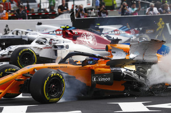 Charles Leclerc, Sauber C37, Fernando Alonso, McLaren MCL33 crasht aan het begin van de race
