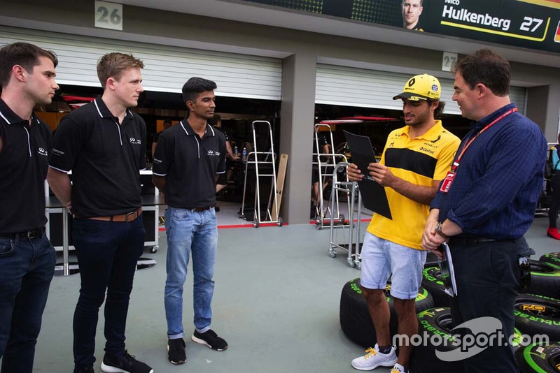 Des participants du programme Infiniti Engineering Academy  avec James Allen et Carlos Sainz Jr., Renault Sport F1 Team