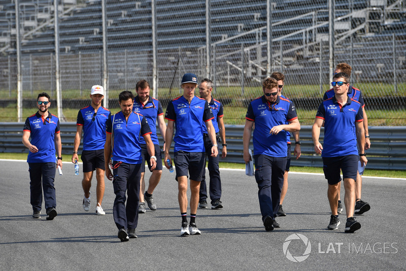 Brendon Hartley, Scuderia Toro Rosso ispeziona il circuito