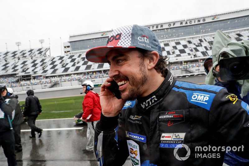 #10 Wayne Taylor Racing Cadillac DPi: Ренгер ван дер Занде, Джордан Тейлор, Фернандо Алонсо, Камуі Кобаясі святкують перемогу