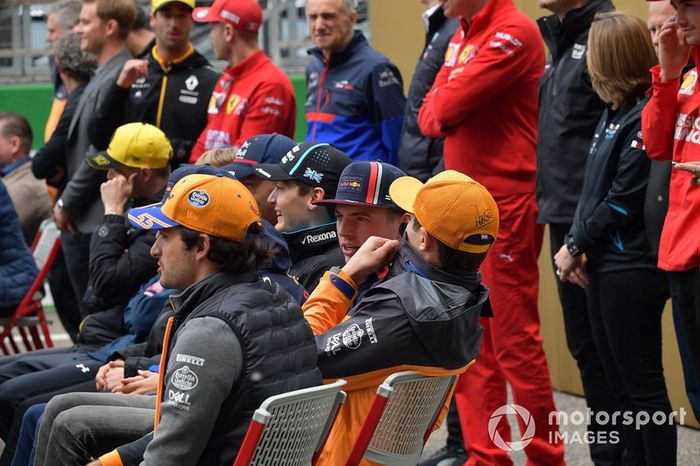 Carlos Sainz Jr., McLaren, Lando Norris, McLaren, y Max Verstappen, Red Bull Racing