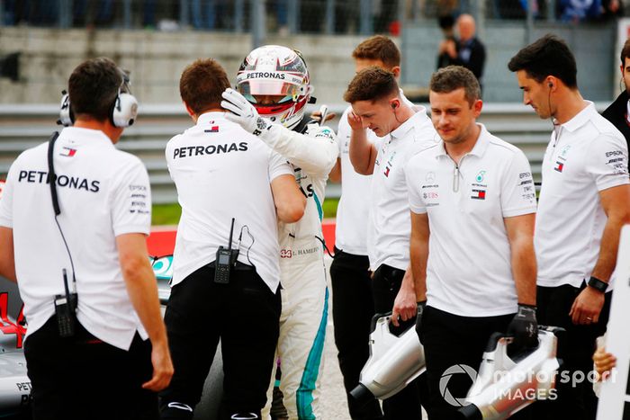 Ganador de la pole Lewis Hamilton, Mercedes AMG F1 celebra en Parc Ferme 