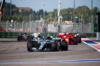 Valtteri Bottas, Mercedes AMG F1 W09, precede Lewis Hamilton, Mercedes AMG F1 W09, e Sebastian Vettel, Ferrari SF71H
