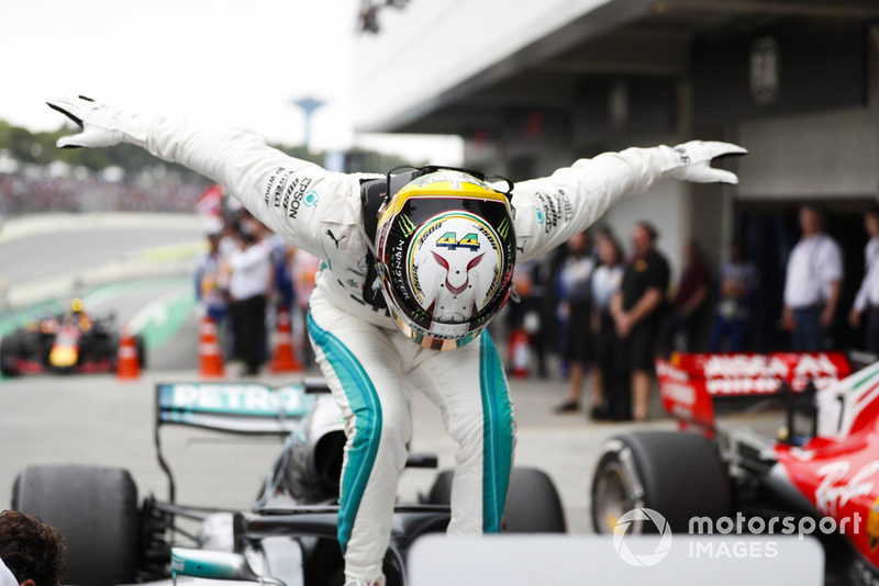 Lewis Hamilton, Mercedes AMG F1, 1er puesto, celebra a su llegada al Parc Ferme.