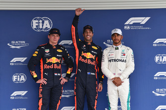 Le poleman Daniel Ricciardo, Red Bull Racing, Max Verstappen, Red Bull Racing, Lewis Hamilton, Mercedes AMG F1