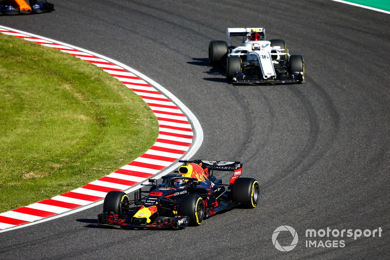 Daniel Ricciardo, Red Bull Racing RB14, leads Charles Leclerc, Sauber C37