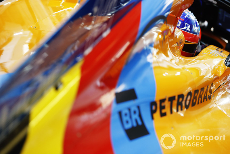 Fernando Alonso, McLaren MCL33, in the garage