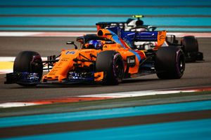 Fernando Alonso, McLaren MCL33 precede Kevin Magnussen, Haas F1 Team VF-18 