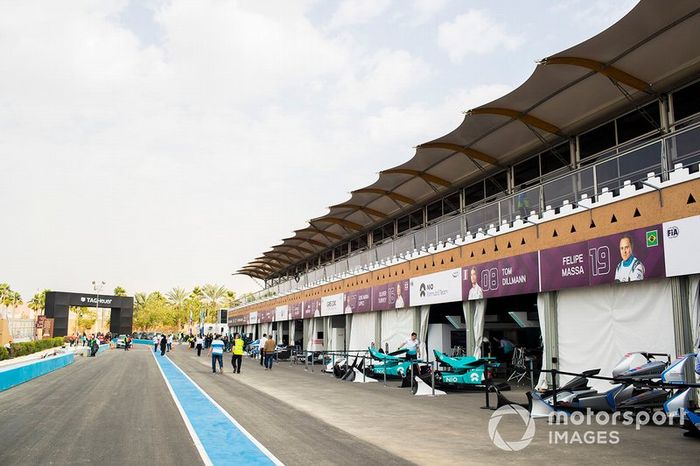 Los equipos se preparan en el pit lane.