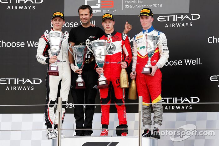 Jake Hughes, ART Grand Prix, Nikita Mazepin, ART Grand Prix, and Simo Laaksonen, Campos Racing,en el podio