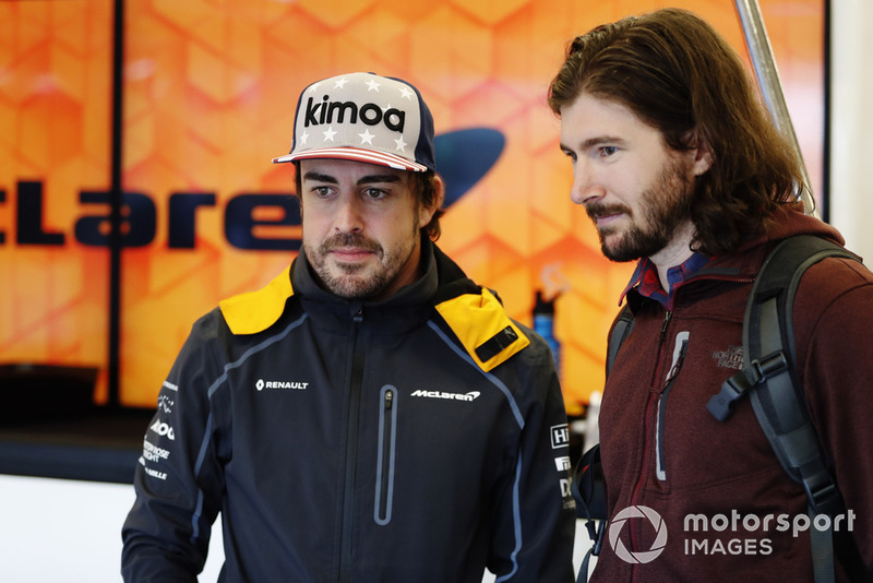 Fernando Alonso, McLaren, con el piloto de IndyCar JR Hildebrand en el garaje