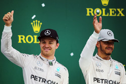 El podio: segundo puesto de Nico Rosberg, Mercedes AMG F1 con su compañero de equipo y carrera ganad