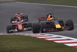 Daniel Ricciardo, Red Bull Racing RB13, leads Sebastian Vettel, Ferrari SF70H, and Kimi Raikkonen, F