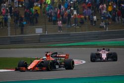Fernando Alonso, McLaren MCL32, delante de Sergio Perez, Force India VJM10