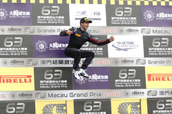 Podium: Racewinnaar António Felix da Costa, Carlin Dallara Volkswagen
