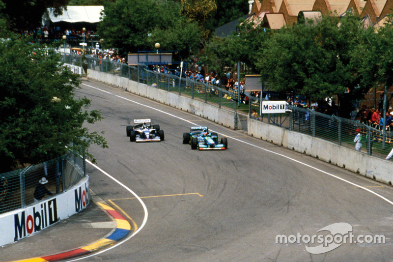 Michael Schumacher, Benetton B194 Ford por delante de Damon Hill, Williams FW16B Renault