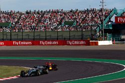 Valtteri Bottas, Mercedes-Benz F1 W08  and Max Verstappen, Red Bull Racing RB13 battle for position