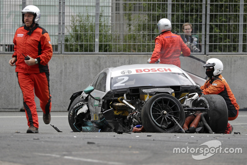 El auto de Gary Paffett, Mercedes-AMG Team HWA, Mercedes-AMG C63 DTM después del choque