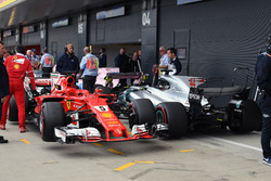 Autos von Sebastian Vettel, Ferrari SF70H, und Lewis Hamilton, Mercedes AMG F1 W08