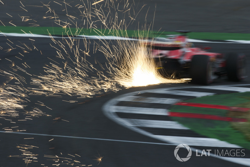 Las chispas vuelan desde el coche de Sebastian Vettel, Ferrari SF70H