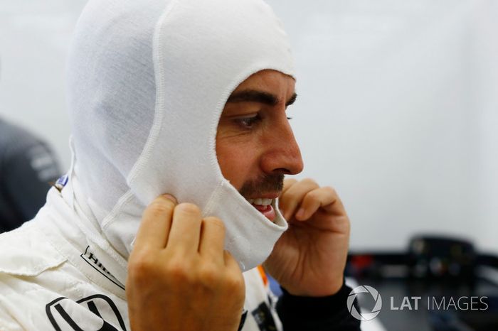 Fernando Alonso, McLaren, ajusta su pasamontañas antes de calificar