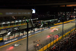 Sebastian Vettel, Ferrari SF70H, Max Verstappen, Red Bull Racing RB13 et Kimi Raikkonen, Ferrari SF70H s'accrochent au départ de la course