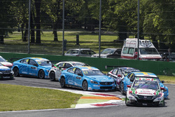 Tiago Monteiro, Honda Racing Team JAS, Honda Civic WTCC lead at the start