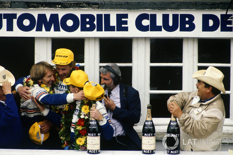 Podyum: Hans-Joachim Stuck, Al Holbert, Derek Bell, Rothmans Porsche 962C